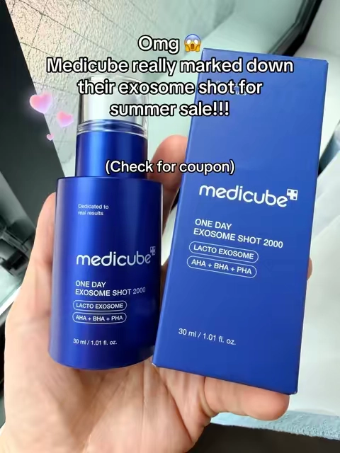 Trying Medicube One Day Exosome Shot 2000 💙 Formulated with mild spicules plus AHA, BHA and PHA to help refine the look of texture and leave dull-looking skin feeling smoother and refreshed. Hashtags: #Medicube #medicubeexosomeshot #ExosomeShot #KoreanSkincare #skincare 