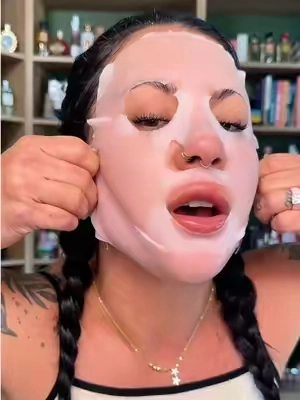 A face mask and jaw snatch in 20 minutes! How is everyone not gotten on this? @medicube global #jawline #facemask #saggyneck #facial 