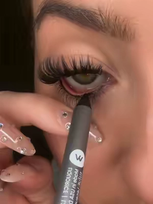 just wait and watch the entire video. I literally did not think that this was going to work ##Eyeliner##eyelinertutorial##eyelinerhack##eyemaxx##eyemaxxing