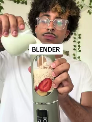 Making my protein smoothie #blender #proteinshake 