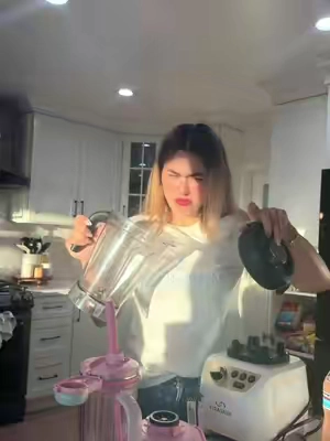 Creo que todas necesitamos una licuadora rosa para la cosina la ame y está perfecta para los licuados jugos o cosas dulces que no quieres mezclar con las salsas #alondrix 