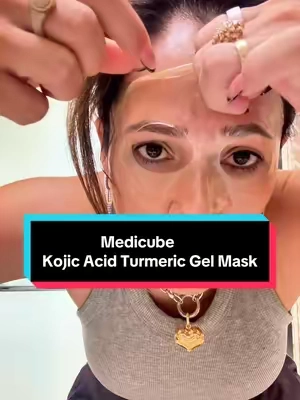 Esta mascarilla es de esas que convierten tu rutina de skincare en un mini spa en casa. ✨💛 Tiene ácido kójico, cúrcuma y niacinamida, y deja la piel con una sensación súper fresca, hidratada y luminosa. Me encanta para esos días en los que siento la piel opaca y quiero ese efecto de glass skin sin complicarme. #Medicube #KojicAcid #TurmericMask #GlassSkin #KBeauty  