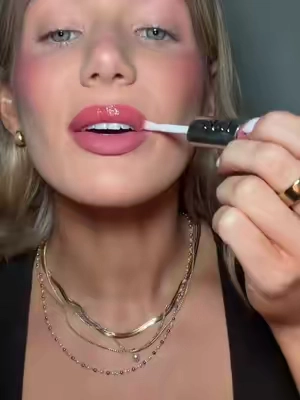 She can do both💋🤌🏼  @Laka US #laka #lipcombo #koreanmakeup #kbeauty #tiktokshopsummersale 