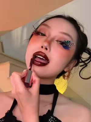 Love this cool edgy vibe 🖤#ourbella #lipgloss #trendingmakeup #shimmerlipgloss #vamplips 