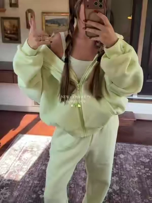 Obsessed with the honeydew color by @Comfrt 🍈  #comfrt#sweats#comfy#cozy 