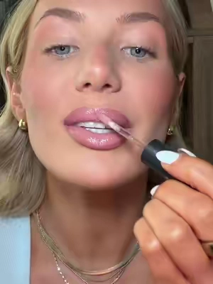 I cannot put this lip combo down, she’s actual perfection🤌🏼💄✨ @M.A.C Cosmetics Store #MACSuperBrandDay #lipcombo #tiktokshopcosmetics #SummerTurnUp #tiktokshopsummersale 