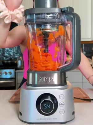 Llamarle simplemente “licuadora” se queda corto. 😂🥕🥤 La Ninja Foodi Power Blender Ultimate System tiene 1600W de potencia y combina licuadora + procesamiento de alimentos en un mismo sistema. Puedes usarla para smoothies, hielo y fruta congelada, triturar, picar, rallar queso, rebanar vegetales, preparar salsas, mezclas densas y hasta masa, dependiendo del accesorio que utilices. Incluye su jarra grande de 72 oz, vaso individual para bebidas y diferentes accesorios para procesamiento. Para mí, lo mejor es poder hacer varias partes del meal prep con una sola máquina en vez de tener diferentes aparatos ocupando la cocina.@Ninja Kitchen #ninjakitchen #ninjablender #licuadora #tiktokshopcreatorpicks #TikTokshopbacktoschool . . . . . . . . . . . . .  Ninja Foodi Power Blender Ultimate System - SS401 cuáles son las mejores licuadoras, cuál es la mejor licuadora para casa, cuáles son los mejores procesadores de alimentos, licuadora o procesador de alimentos, cómo adelantar trabajo en la cocina, cómo ahorrar tiempo cocinando, cómo hacer meal prep más rápido, electrodomésticos que facilitan cocinar, aparatos que reemplazan varios electrodomésticos, procesador de alimentos para cocinar en casa, licuadora potente para hielo y fruta congelada, licuadora para smoothies espesos, procesador para rallar queso, electrodomésticos para cocinas pequeñas, best blender for home, best food processor for home, blender and food processor in one, kitchen appliances that save time, meal prep essentials