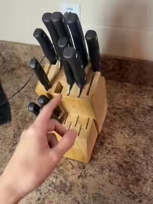 This is the knife block of the future. This kitchen knife block set comes with every single type of knife that you’re gonna need around the kitchen and it’s so much more sanitary because everything is machine washable. ##knifeblockset##kitchengadgets##sanitary
