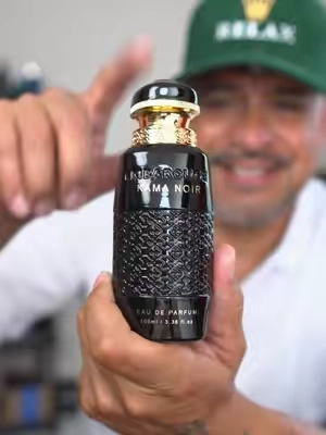 Kama Noir de Embarouge es un perfume unisex Eau de Parfum de 100 ml con ámbar cálido y vainilla cremosa, un aroma dulce gourmand pensado para citas, salidas de noche y ocasiones especiales. #KamaNoir #Embarouge #PerfumeUnisex #PerfumesArabes #PerfumeDeNoche 