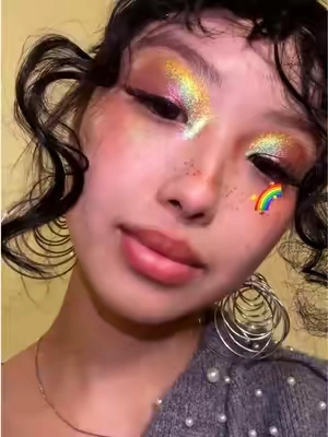 Who can resist this shifting rainbow eyeshadow 🌈#ourbella #glittereyeshadow #rainboweyeshadow #trendingmakeup #highlighter 