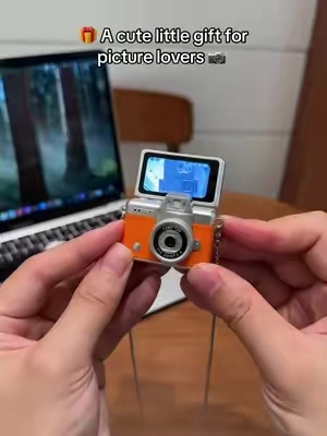 The cutest gift for anyone who loves taking pictures #minicamera #TikTokshopbacktoschool #giftideas #vintagecamera #keychaincamera 