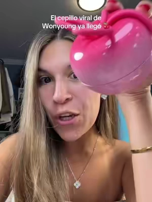 Ya llegoooo Medicube x Wonyoung 🍒 el cepillo viral de cereza ya está en TikTok hasta agotar stock!!!! #medicube #forevercherryhairbrush #glasshair #tiktokshopcreatorpicks #TikTokshopbacktoschool 