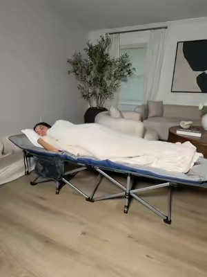 Prefiero dormir aqui que un colchon de aire que se sale todo el aire a media noche #foldablebed #smallspace 