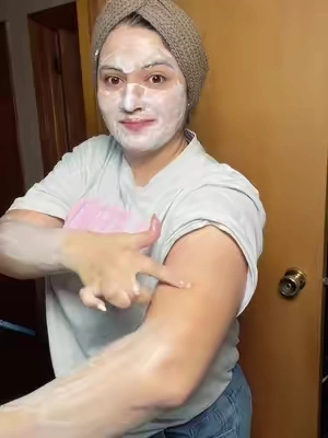 Este limpiador  es para la cara pero también estuve agregando a mis brazos, sentía que me estaba cambiando el tono, dejándolo mucho más radiante y uniforme ##thefaceshoppartner##ricewater##ricewaterfoamingcleanser##skincare