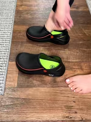 Calzado unisex de puntera ancha: zuecos antideslizantes, resistentes al aceite, impermeables y económicos; fáciles de poner y quitar; ideales para enfermeros y cocineros, con excelente agarre en suelos mojados (negro).#tiktokshopbacktoschoolsal#