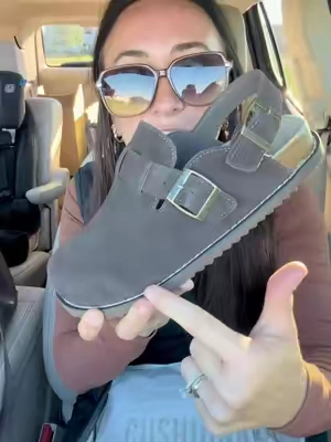 these are the shoes I’ll be grabbing with oversized sweaters and leggings all fall 😮‍💨🤎 #fallfashion #fallfashiontrends #fallshoes #fallclogs #cushionaireclog 
