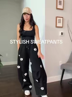 Cool-girl comfort 🌼 These baggy floral sweatpants have the cutest oversized barrel-leg fit with an adjustable drawstring waist. Comfy, relaxed, and perfect for an effortless streetwear look. 🖤 #BaggySweatpants #FloralSweatpants #StreetwearStyle #OversizedSweatpants #ComfyOutfits