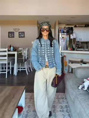 5’0”, 100lbs wearing size xsmall in blue 