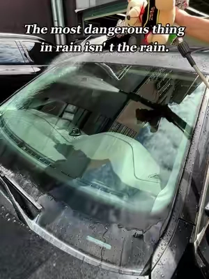 The oil film on the glass can easily lead to dangerous driving during heavy rainstorms and at night#dangerous #CarClean #Windshield #oilfilmcleaner #tiktok 