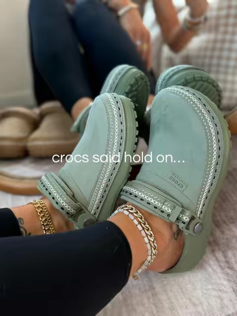 The fall shoe I didn’t know I needed 😍 That vegan suede look + cozy clog style makes these SO easy to wear with all the fall outfits. #Crocs #FallShoes #FallStyle #WomensShoes #crocspotlightday  @Crocs 