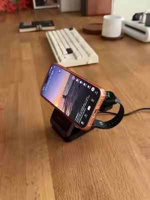 If you’re always rushing out the door, this is kind of upgrade that saves you every day#wirelesscharger #travelessentials #travelhacks #tiktokshopstockup #wirelesschargingstation 