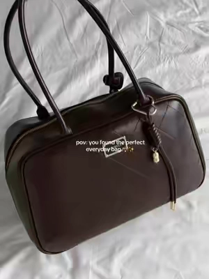 My new fav bag 🤎🍂 Love the wide opening & all the compartments! ✨ #bowlingbag #fallbag #everydaybag #creatorsearchinsights #perfectshoulderbag 