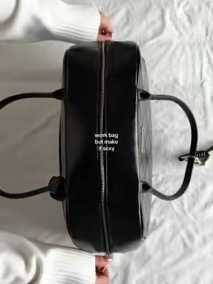 I love how it opens wide so I can actually see everything inside, and all the little compartments keep everything organized ✨ #handbag #workbag #fallbag #bowlingbag #newbella 