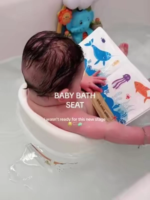 we just switched to a bath seat and i can’t believe how big my baby is getting 🥹🤍 #babybathtime #babybathseat #babybathsupport #babyfinds #momtok 