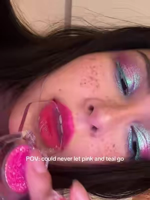 Bibble makeup 🩷🩵 #makeup @OURBELLA SHOP #glitter #multichromeeyeshadow 