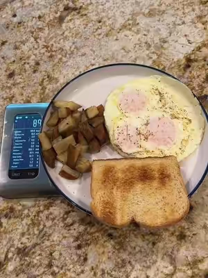 How many calories are actually in my breakfast 🤔🍳 #calorietracking #lowcalorie #diet #weightloss #macrotracking 