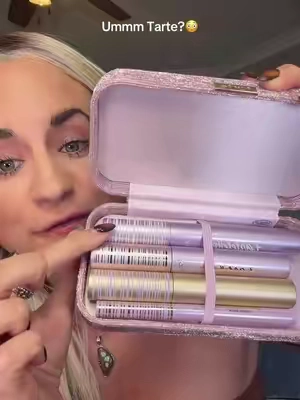 The packaging got me, but the mascara and eyeliner combo KEPT me ✨ @tarte cosmetics #eyemakeup #eyemakeupbundle #giftsforher 
