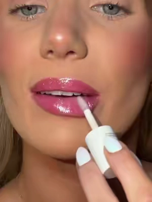 If ✨fairy✨ were a lipgloss🧚🏻‍♀️💋 @NOONI #newdropsforyou #shimmerlipoil #noonilipoil #BeautyTok #glitterlip 