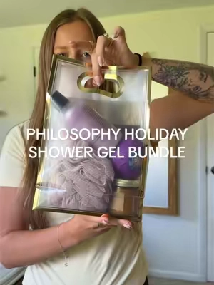 Might have to grab another for myself before they’re gone.. they literally smell edible 🤤🎁🫧 #philosophy #philosophyshowergel #holidaybodycare #easygiftidea #christmasgiftideas 