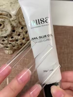 Solid glue just makes press-on application feel so much easier 👀💅#aillsa #sohochi #fypagee #nailinspo #nailglue 