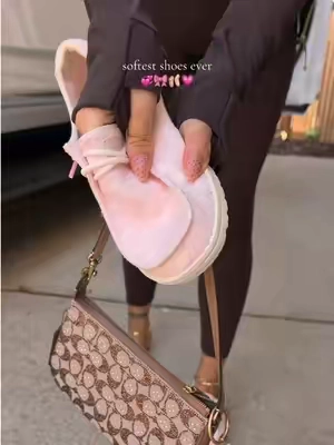 comfy + pink 🎀 these might be the best shoes ever 💗 #heydudeshoes #heydudenewarrivals #heydudenewarrivalscampaign #heydudestretchjersey 