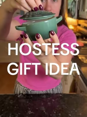 Never show up empty handed 👏🏻#hostessgiftidea #hostingseason #holidayevents #hostingtips #tiktokshopcreatorpicks 