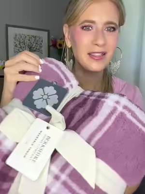 Berkshire made their wearable throws even cozier! ☁️ This thicker, double-sided Sherpa is SO soft and warm 🙌 Perfect for staying cozy all through those chilly fall and winter days! 🍂❄️ #wearableblanket #blanket #berkshire #gifting @QVC, Inc #QVCLoyaltyProgram