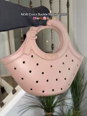 Fits my 11 inch iPad! 📱The perfect everyday bag 😍 #crocs #tote #handbag #fallfashion #fallaccessories 