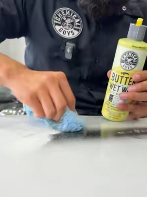 ¿Sabías que Butter Wet Wax puede eliminar la pulverización excesiva y la contaminación de la pintura? #chemicalguys #detailing #parati