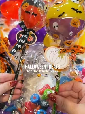 Halloween treat bags for the whole class #HalloweenTreats #kidshalloween  #halloweenpartyideas #halloweenfun #tiktokshopstockup 