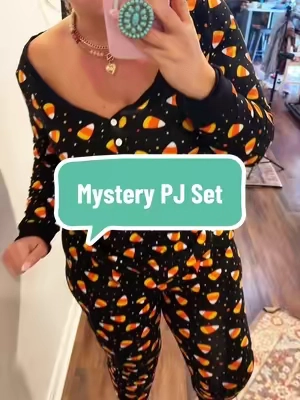 #halloweenpjs #halloweenmovienight #pajamaset #spookyseason 