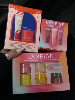 while supplies last 🎄✨ @laneige_us #holidaysets #holidaygifts #stockingstufferideas #laneige #christmasgifts 