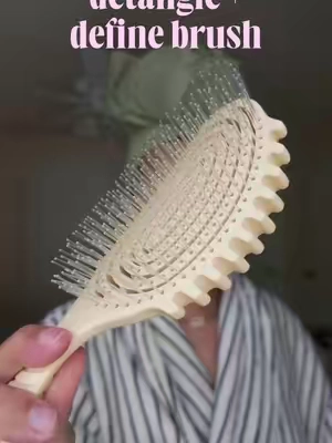 🤭everyone has been BEGGING for this brush!! #definebrush #bouncecurlbrush #detangledefine #brushstyling #defineedgeliftbrush 
