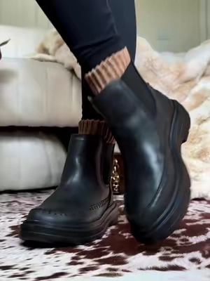 The sienna chelsea bouts are THAT girllll #heydude #heydudeboots #heydudenewarrivals #heydudenewarrivalscampaign @HeyDude 