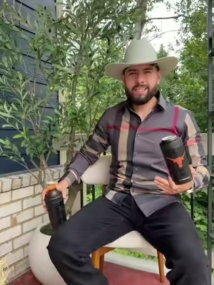 Termo para mantener tus bebidas frías!😋 #hombres #hombretrabajador #trabajando #construccion #landscaping 
