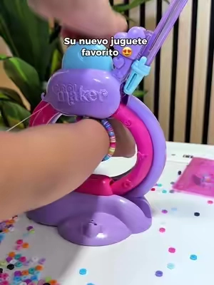 Un juguete creativo con el que pueden diseñar sus propias pulseras en minutos. ✨ Incluye muchos colores y una guía para hacerlas del tamaño que quieran. Revisa el descuento disponible en el enlace. #BraceletMaker #CreativeToys #KidsCrafts #GiftIdeas #TikTokShopFinds  