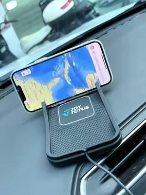 ⚡️🚗Simplemente coloque su teléfono para cargarlo: esta alfombrilla inalámbrica antideslizante se Carla automáticamente mientras conduce, ¡sin complicaciones! #charger #carcharger #toolupgrade #phonecharger #caraccessories