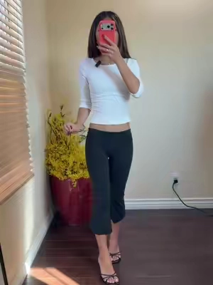 i’m 5’2 wearing a size xs! #capris #carriebradshawfashion #caprileggings #flareleggings 