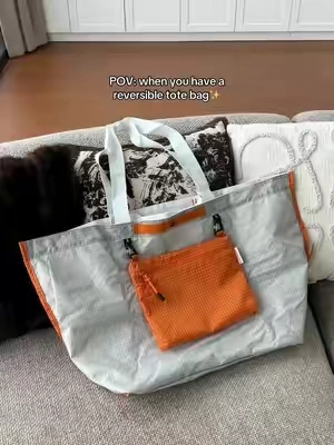Which side would you carry? 👀Let us know in the comments! We’ve got a little something special for this new arrival ~#totebag #workbag #totebagforwork #gymbag #gymgirls 