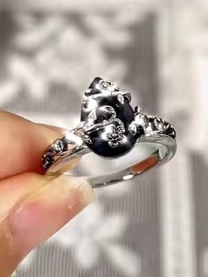Black responds only to those ready for change. ✨🖤🧙🏻‍♀️#WeeklyDeals #ring #obsidian #onyx #925silverjewelry 